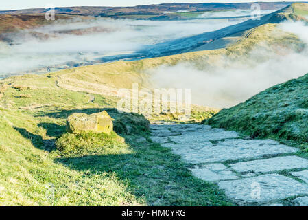 Der Stein Weg hinunter von der Höhepunkt von Mam Tor, Peak District, Hope Valley Stockfoto