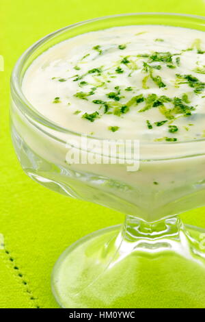 Zitronen mousse flauschig und sehr erfrischendes Dessert nach einer großen Mahlzeit oder einfach nur um sich selbst zu verwöhnen. Stockfoto