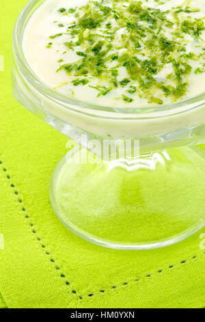 Zitronen mousse flauschig und sehr erfrischendes Dessert nach einer großen Mahlzeit oder einfach nur um sich selbst zu verwöhnen. Stockfoto