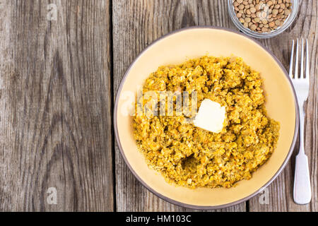 Seite Teller Linsen mit Gemüse, butter in Schüssel auf Holz b Stockfoto