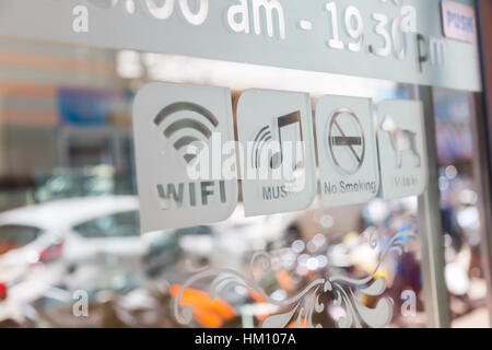 Glastür (kostenloses WLAN, Musik, kein Rauch, Haustier im) anmelden Stockfoto