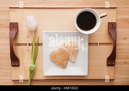 Romantischer Valentinstag Frühstück, Liebe Herz Form Toast und Kaffee. Draufsicht Stockfoto