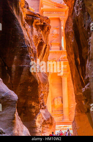 Äußeren Siq gelb Treasury Morgen Petra Jordanien Petra Jordan.  Treasury 100 v. Chr. von den Nabataens erbaut. Stockfoto