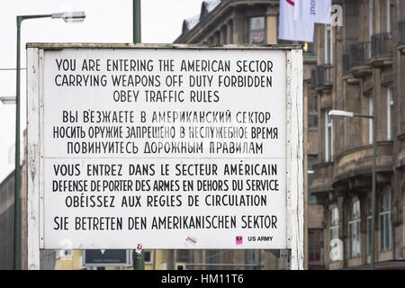 Ein Zeichen, die Beratung von Menschen, dass sie dem amerikanischen Sektor betreten können noch gesehen werden, auf dem Gelände des Checkpoint Charlie in Berlin, Deutschland Stockfoto