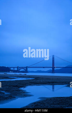Golden Gate Bridge spiegelt sich im Teich (in Crissy Field) und Nebel, San Francisco, Kalifornien, USA Stockfoto