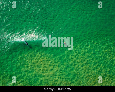 Surfer warten Wellen auf der Oberfläche des Ozeans, Luftbild Stockfoto