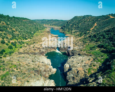 Luftbild von der Pulo Lobo Wasserfall in der Nähe von Mértola, Portugal Stockfoto