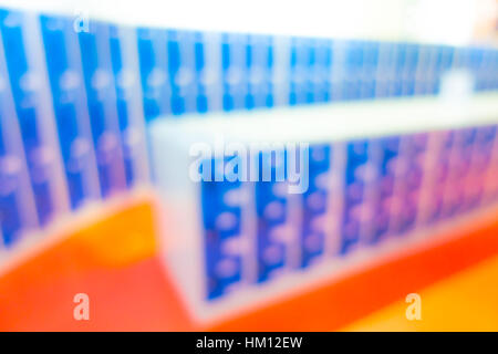 Abstrakte Unschärfe aufsteigende blaue Schließfächer Stockfoto