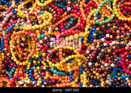 Mehrfarbig, handgefertigte Perlen und Ketten Stockfoto