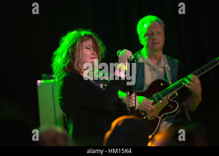 X führt live bei The Roxy Theatre Featuring: Exene Cervenka, Billy Zoom wo: Los Angeles, California, Vereinigte Staaten von Amerika bei: Kredit-30. Dezember 2016: Charlie Steffens/WENN.com Stockfoto