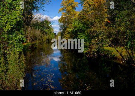 Wasserreflexion. Beginn der Laubsaison im Delaware and Raritan Canal, Central New Jersey, USA. Stockfoto