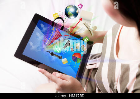 Frau liest das Touchscreen-Gerät (Elemente dieses Bildes, eingerichtet von der NASA) Stockfoto