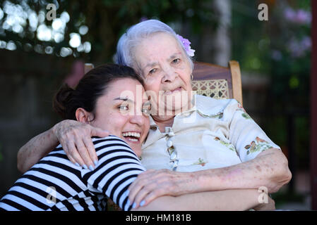 Oma und Enkelin Lächeln und Umarmungen Stockfoto