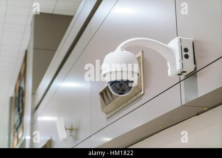 CCTV Kamera Betrieb innen am Flughafenterminal Stockfoto