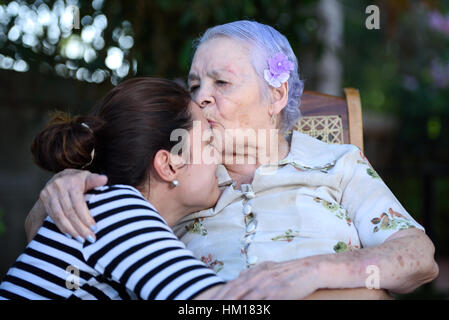 Glückliche Oma küssen ihre Enkelin Stockfoto