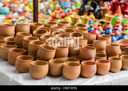 Schöne handgemachte Tontöpfen zum Verkauf in einem Geschäft. Stockfoto