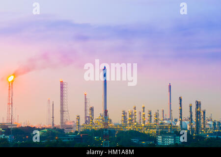 Öl-Raffinerie-Industrieanlage mit Himmel, Thailand Stockfoto