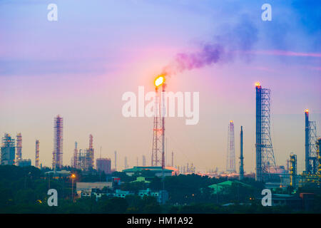 Öl-Raffinerie-Industrieanlage mit Himmel, Thailand Stockfoto