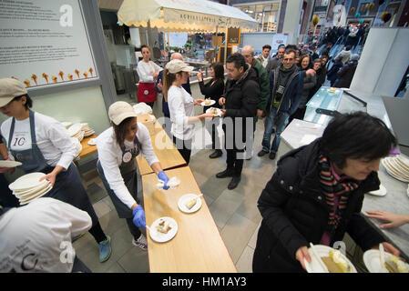 Turin, Piemont, Italien. 27. Januar 2017. Eataly ist 10 Jahre, Geburtstagsfeier der renommierten italienischen Marke der italienischen und internationalen Küche im Eataly Hauptquartier. Bildnachweis: Stefano Guidi/ZUMA Draht/Alamy Live-Nachrichten Stockfoto