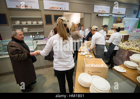 Turin, Piemont, Italien. 27. Januar 2017. Eataly ist 10 Jahre, Geburtstagsfeier der renommierten italienischen Marke der italienischen und internationalen Küche im Eataly Hauptquartier. Bildnachweis: Stefano Guidi/ZUMA Draht/Alamy Live-Nachrichten Stockfoto