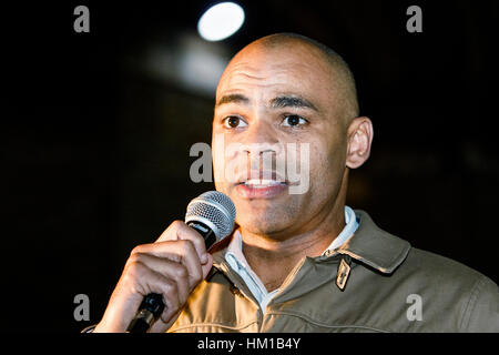 Bristol, UK. 30. Januar 2017. Bristol Bürgermeister Marvin Rees ist abgebildet im Gespräch mit Demonstranten in College Green während einer Protestkundgebung gegen Präsident Trump muslimischen Verbot. Gruppen aus ganz Großbritannien nehmen heute friedliche Proteste gegen Donald Trump presidential Executive Order Teil die ein Verbot von Menschen aus sieben mehrheitlich muslimischen Ländern aus in die USA verhängt hat. Bildnachweis: Lynchpics/Alamy Live-Nachrichten Stockfoto