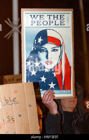 Bristol, UK. 30. Januar 2017. Demonstranten mit Anti-Trump Plakate und Schilder in College Green sind abgebildet, Teilnahme an einer Protestkundgebung gegen Präsident Trump muslimischen Verbot. Gruppen aus ganz Großbritannien nehmen heute friedliche Proteste gegen Donald Trump presidential Executive Order Teil die ein Verbot von Menschen aus sieben mehrheitlich muslimischen Ländern aus in die USA verhängt hat. Bildnachweis: Lynchpics/Alamy Live-Nachrichten Stockfoto