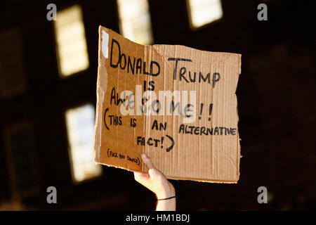 Bristol, UK. 30. Januar 2017. Ein Demonstrant im College Green ist im Bild hält eine Anti Trump Spannplakate während einer Protestaktion Demonstration / Kundgebung gegen Präsident Trump muslimischen Verbot. Gruppen aus ganz Großbritannien nehmen heute friedliche Proteste gegen Donald Trump presidential Executive Order Teil die ein Verbot von Menschen aus sieben mehrheitlich muslimischen Ländern aus in die USA verhängt hat. Bildnachweis: Lynchpics/Alamy Live-Nachrichten Stockfoto