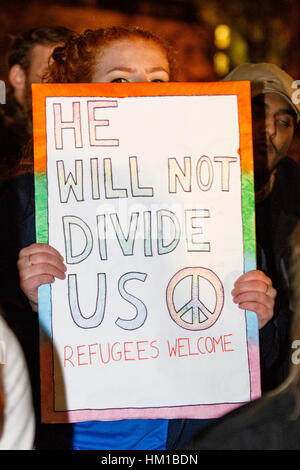 Bristol, UK. 30. Januar 2017. Demonstranten in College Green sind abgebildet, Teilnahme an einer Protestkundgebung gegen Präsident Trump muslimischen Verbot. Gruppen aus ganz Großbritannien nehmen heute friedliche Proteste gegen Donald Trump presidential Executive Order Teil die ein Verbot von Menschen aus sieben mehrheitlich muslimischen Ländern aus in die USA verhängt hat. Bildnachweis: Lynchpics/Alamy Live-Nachrichten Stockfoto