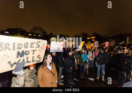 Lautsprecher und Demonstranten am "Demonstration gegen Trump muslimischen Verbot" Stockfoto