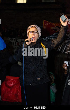 Lautsprecher und Demonstranten am "Demonstration gegen Trump muslimischen Verbot" Stockfoto