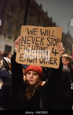 London, UK. 30. Januar 2017. Tausende von Demonstranten verpackt Whitehall vor Downing Street in London, Trump es Einwanderung Verbot Ausführungsverordnung zu protestieren. Eine Auswahl an Politiker und Aktivisten adressiert das Publikum. Bildnachweis: Jacob Sacks-Jones/Alamy Live-Nachrichten. Stockfoto