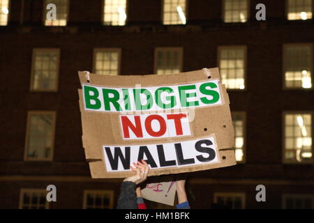 Bristol, UK. 30. Januar 2017. Mitglieder der Öffentlichkeit versammeln sich vor dem Rathaus gegen US-Präsident Trump Einwanderungspolitik zu demonstrieren. Bildnachweis: Bliss Lane/Alamy Live-Nachrichten Stockfoto