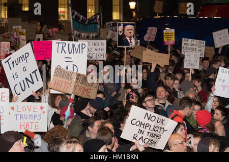 London, UK. 30. Januar 2017. Tausende von Demonstranten strömen in Downing Street, Protest gegen Donald Trump umstrittene Reiseverbot. Bildnachweis: Adrian Looby/Alamy Live-Nachrichten Stockfoto