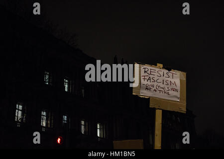 London, UK. 30. Januar 2017. Protestieren Sie außen 10 Downing Street als Reaktion auf Donald Trump ein Verbot von Einwanderern aus mehreren muslimischen Ländern, die die USA besuchen. Bildnachweis: John Robertson/Alamy Live-Nachrichten Stockfoto