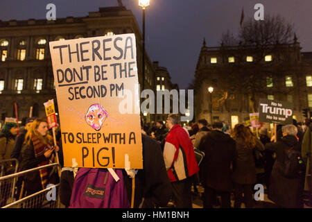 London, UK. 30. Januar 2017. Tausende von Menschen versammeln sich außen Downing Street zum protest gegen die muslimischen Reiseverbot verhängt von Donald Trump, US-Präsidenten und das Ausbleiben einer Reaktion von Theresa May, Premierminister des Vereinigten Königreichs. Kredit-Carol Moir/AlamyLiveNews Stockfoto