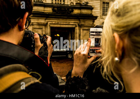 Cardiff, UK. 30. Januar 2017. Mitglieder der Medien außerhalb der Cardiff City Hall als Premierminister Theresa May leitet ein JMC treffen. Premierminister Theresa Mai traf sich mit ersten Minister von Wales Carwyn Jones und Nicola Sturgeon zum Thema austritt. Bildnachweis: Jim Holz/Alamy Live-Nachrichten Stockfoto