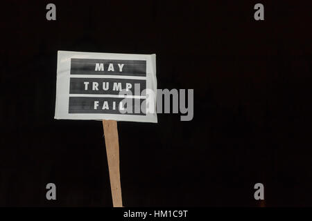 London, UK. 30. Januar 2017. Tausende haben aufgedreht um zu protestieren, dass außen Downing Street gegen US-Präsident Trump verhängte Verbot der Muslime aus verschiedenen Ländern, die Einreise in die USA. Bildnachweis: Imageplotter und Sport/Alamy Live Nachrichten Stockfoto