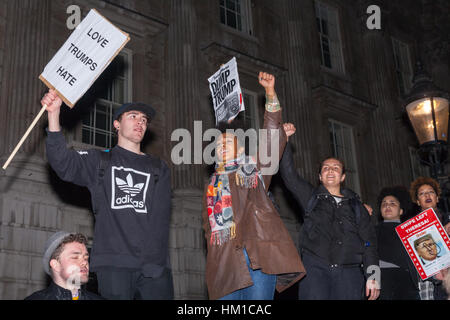 London, UK. 30. Januar 2017. Tausende haben aufgedreht um zu protestieren, dass außen Downing Street gegen US-Präsident Trump verhängte Verbot der Muslime aus verschiedenen Ländern, die Einreise in die USA. Bildnachweis: Imageplotter und Sport/Alamy Live Nachrichten Stockfoto