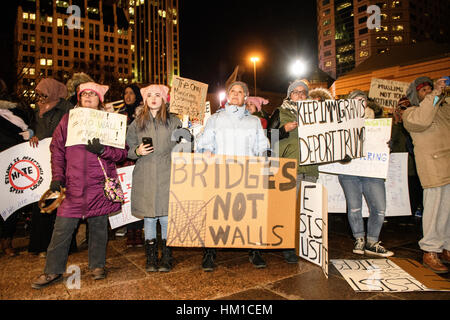 Columbus, USA. 30. Januar 2017. Kundenansturm bei der Columbus State House, der letzten Verfügungen von Präsident Donald Trump in Columbus, Ohio zu protestieren. Bildnachweis: Matt Ellis / Alamy Live News Stockfoto