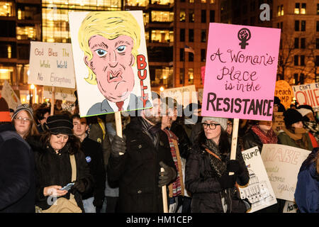 Columbus, USA. 30. Januar 2017. Kundenansturm bei der Columbus State House, der letzten Verfügungen von Präsident Donald Trump in Columbus, Ohio zu protestieren. Bildnachweis: Matt Ellis / Alamy Live News Stockfoto