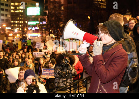 Columbus, USA. 30. Januar 2017. Kundenansturm bei der Columbus State House, der letzten Verfügungen von Präsident Donald Trump in Columbus, Ohio zu protestieren. Bildnachweis: Matt Ellis / Alamy Live News Stockfoto