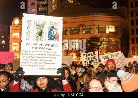 Columbus, USA. 30. Januar 2017. Kundenansturm bei der Columbus State House, der letzten Verfügungen von Präsident Donald Trump in Columbus, Ohio zu protestieren. Bildnachweis: Matt Ellis / Alamy Live News Stockfoto