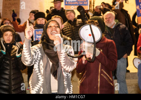 Columbus, USA. 30. Januar 2017. Kundenansturm bei der Columbus State House, der letzten Verfügungen von Präsident Donald Trump in Columbus, Ohio zu protestieren. Bildnachweis: Matt Ellis / Alamy Live News Stockfoto