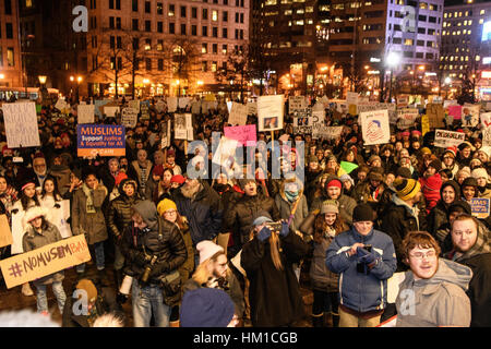 Columbus, USA. 30. Januar 2017. Kundenansturm bei der Columbus State House, der letzten Verfügungen von Präsident Donald Trump in Columbus, Ohio zu protestieren. Bildnachweis: Matt Ellis / Alamy Live News Stockfoto