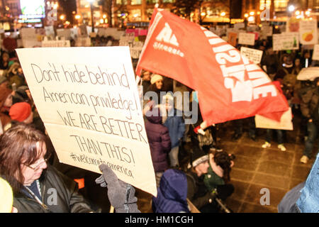 Columbus, USA. 30. Januar 2017. Kundenansturm bei der Columbus State House, der letzten Verfügungen von Präsident Donald Trump in Columbus, Ohio zu protestieren. Bildnachweis: Matt Ellis / Alamy Live News Stockfoto