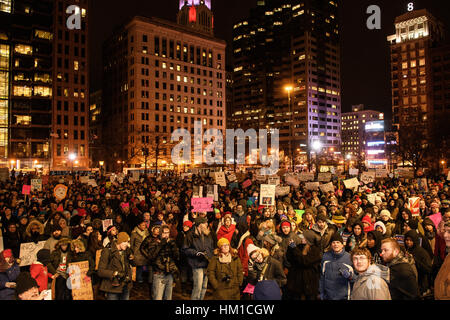 Columbus, USA. 30. Januar 2017. Kundenansturm bei der Columbus State House, der letzten Verfügungen von Präsident Donald Trump in Columbus, Ohio zu protestieren. Bildnachweis: Matt Ellis / Alamy Live News Stockfoto