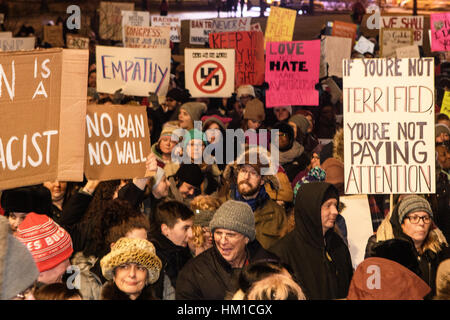 Columbus, USA. 30. Januar 2017. Kundenansturm bei der Columbus State House, der letzten Verfügungen von Präsident Donald Trump in Columbus, Ohio zu protestieren. Bildnachweis: Matt Ellis / Alamy Live News Stockfoto