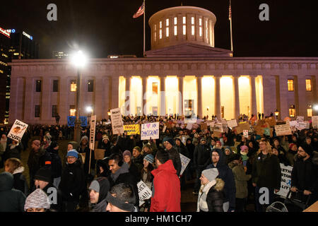 Columbus, USA. 30. Januar 2017. Kundenansturm bei der Columbus State House, der letzten Verfügungen von Präsident Donald Trump in Columbus, Ohio zu protestieren. Bildnachweis: Matt Ellis / Alamy Live News Stockfoto