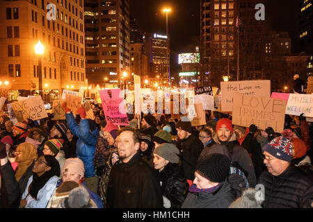 Columbus, USA. 30. Januar 2017. Kundenansturm bei der Columbus State House, der letzten Verfügungen von Präsident Donald Trump in Columbus, Ohio zu protestieren. Bildnachweis: Matt Ellis / Alamy Live News Stockfoto