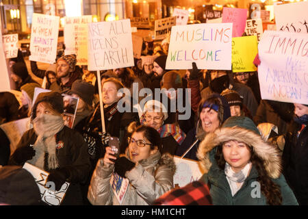 Columbus, USA. 30. Januar 2017. Kundenansturm bei der Columbus State House, der letzten Verfügungen von Präsident Donald Trump in Columbus, Ohio zu protestieren. Bildnachweis: Matt Ellis / Alamy Live News Stockfoto